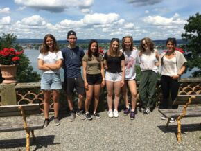 Klassenfoto vor der Gartenwelt mit Blick auf den Untersee